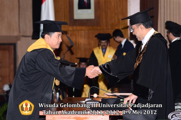 wisuda-unpad-gel-iii-2011_2012-pasca-sarjana-doktor-oleh-rektor-041