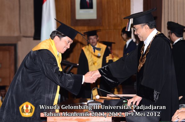 wisuda-unpad-gel-iii-2011_2012-pasca-sarjana-doktor-oleh-rektor-044