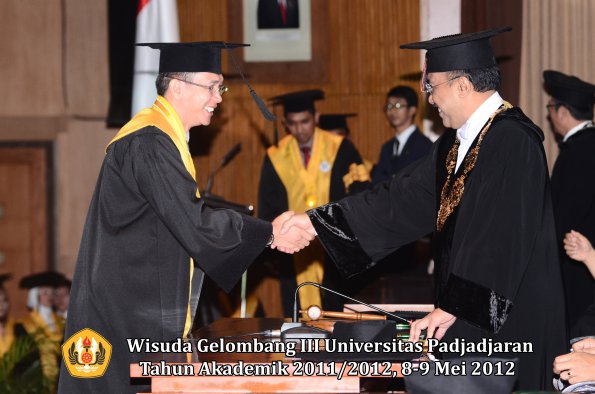 wisuda-unpad-gel-iii-2011_2012-pasca-sarjana-doktor-oleh-rektor-047