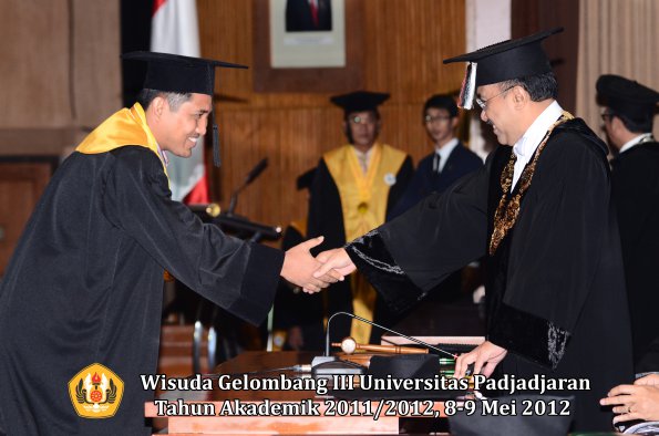 wisuda-unpad-gel-iii-2011_2012-pasca-sarjana-doktor-oleh-rektor-048