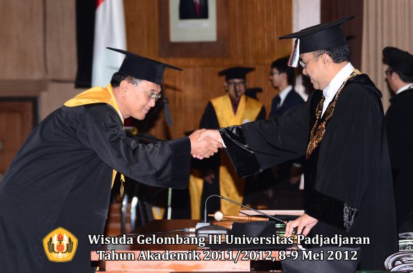 wisuda-unpad-gel-iii-2011_2012-pasca-sarjana-doktor-oleh-rektor-049