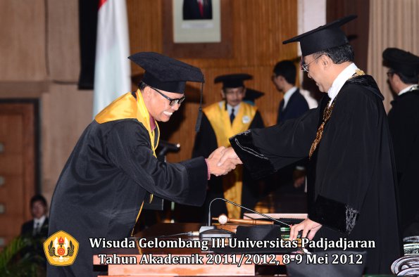 wisuda-unpad-gel-iii-2011_2012-pasca-sarjana-doktor-oleh-rektor-050