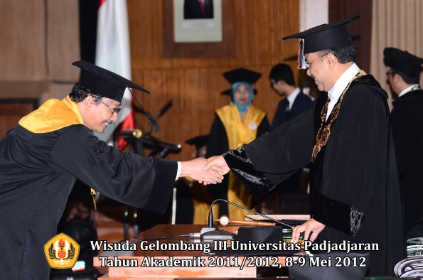 wisuda-unpad-gel-iii-2011_2012-pasca-sarjana-doktor-oleh-rektor-051