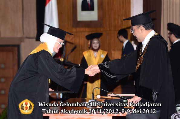 wisuda-unpad-gel-iii-2011_2012-pasca-sarjana-doktor-oleh-rektor-053