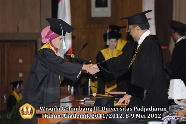 wisuda-unpad-gel-iii-2011_2012-pasca-sarjana-magister-oleh-rektor-019