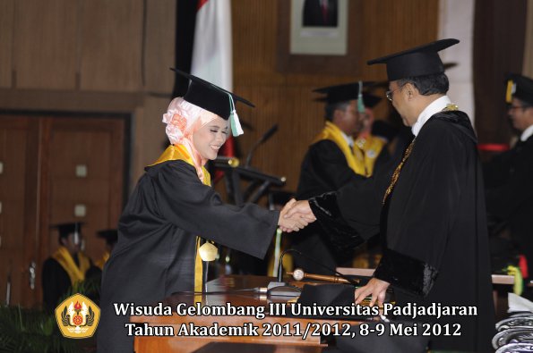 wisuda-unpad-gel-iii-2011_2012-pasca-sarjana-magister-oleh-rektor-046