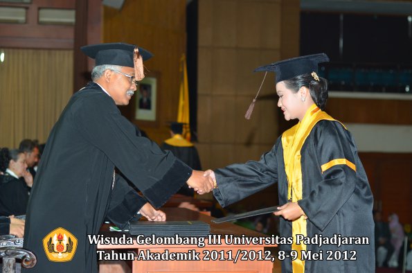 wisuda-unpad-gel-iii-2011_2012-fakultas-peternakan-oleh-dekan-021