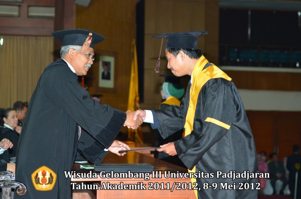 wisuda-unpad-gel-iii-2011_2012-fakultas-peternakan-oleh-dekan-024