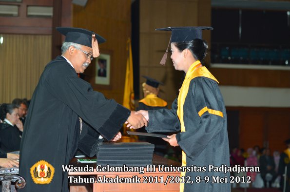 wisuda-unpad-gel-iii-2011_2012-fakultas-peternakan-oleh-dekan-035