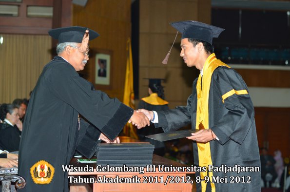 wisuda-unpad-gel-iii-2011_2012-fakultas-peternakan-oleh-dekan-036