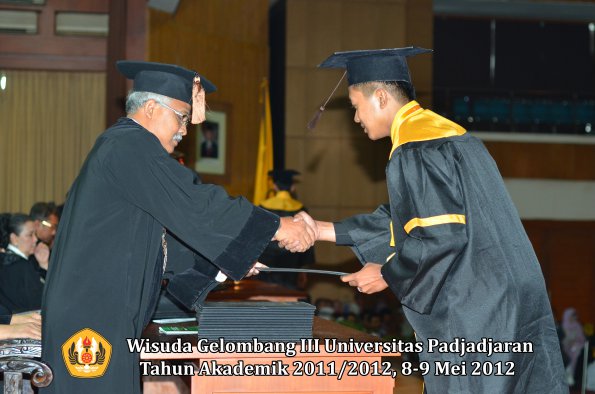 wisuda-unpad-gel-iii-2011_2012-fakultas-peternakan-oleh-dekan-041