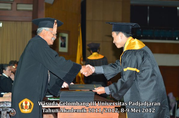 wisuda-unpad-gel-iii-2011_2012-fakultas-peternakan-oleh-dekan-042