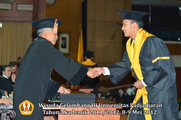 wisuda-unpad-gel-iii-2011_2012-fakultas-peternakan-oleh-dekan-044