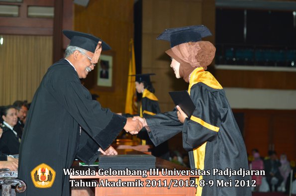 wisuda-unpad-gel-iii-2011_2012-fakultas-peternakan-oleh-dekan-047