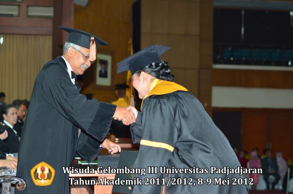 wisuda-unpad-gel-iii-2011_2012-fakultas-peternakan-oleh-dekan-048