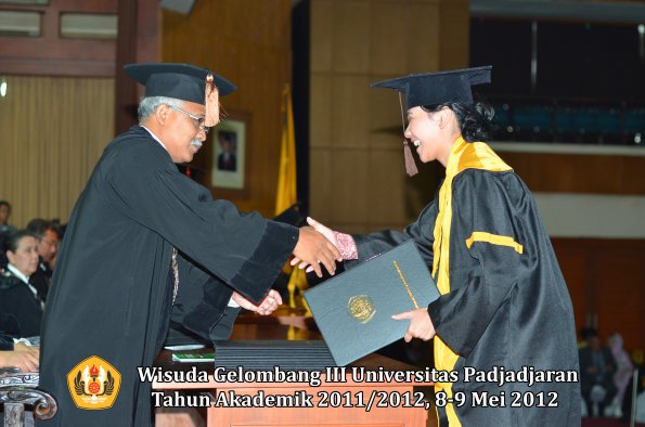 wisuda-unpad-gel-iii-2011_2012-fakultas-peternakan-oleh-dekan-049