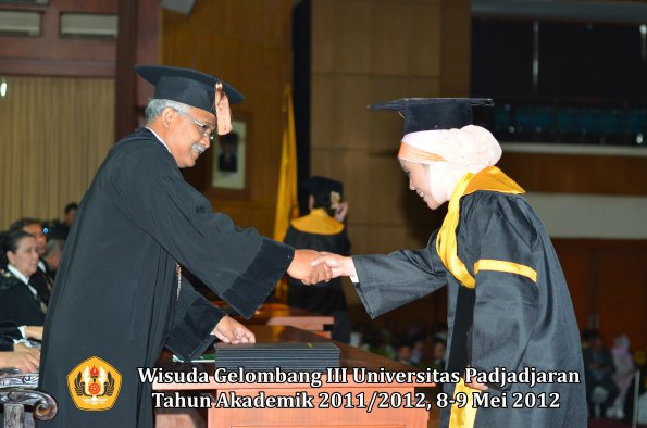 wisuda-unpad-gel-iii-2011_2012-fakultas-peternakan-oleh-dekan-050