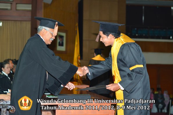 wisuda-unpad-gel-iii-2011_2012-fakultas-peternakan-oleh-dekan-054