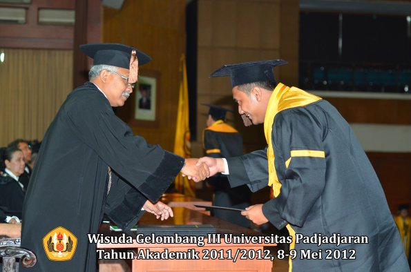 wisuda-unpad-gel-iii-2011_2012-fakultas-peternakan-oleh-dekan-056