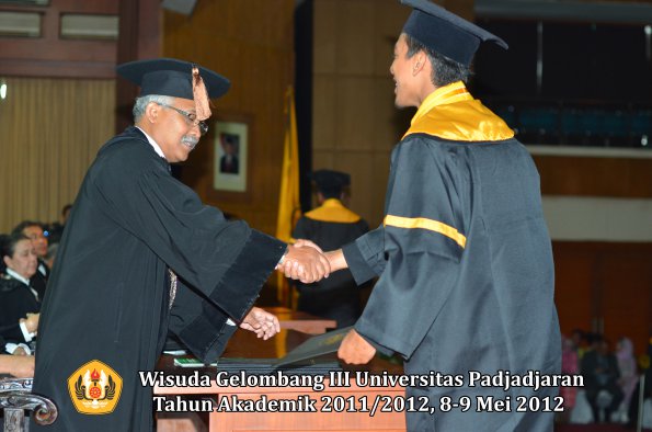 wisuda-unpad-gel-iii-2011_2012-fakultas-peternakan-oleh-dekan-057