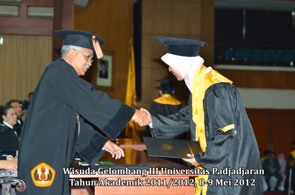 wisuda-unpad-gel-iii-2011_2012-fakultas-peternakan-oleh-dekan-060