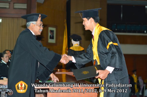 wisuda-unpad-gel-iii-2011_2012-fakultas-peternakan-oleh-dekan-061