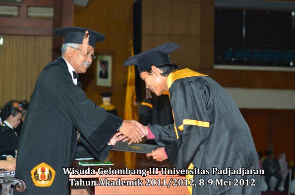 wisuda-unpad-gel-iii-2011_2012-fakultas-peternakan-oleh-dekan-062