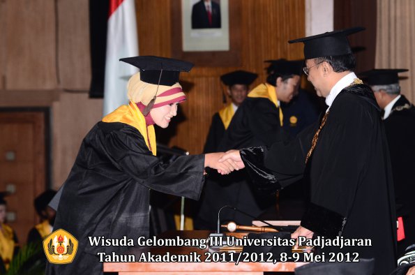 wisuda-unpad-gel-iii-2011_2012-fakultas-peternakan-oleh-rektor-009