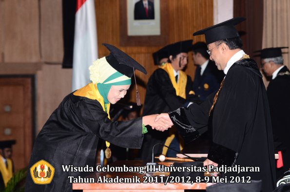 wisuda-unpad-gel-iii-2011_2012-fakultas-peternakan-oleh-rektor-012
