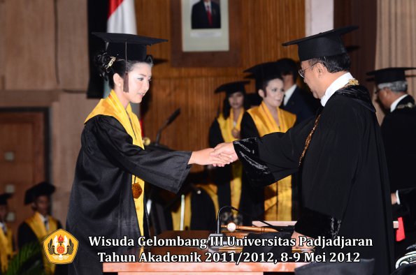 wisuda-unpad-gel-iii-2011_2012-fakultas-peternakan-oleh-rektor-017