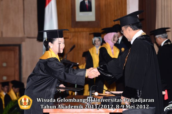 wisuda-unpad-gel-iii-2011_2012-fakultas-peternakan-oleh-rektor-021