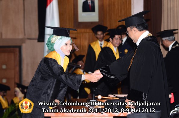 wisuda-unpad-gel-iii-2011_2012-fakultas-peternakan-oleh-rektor-023