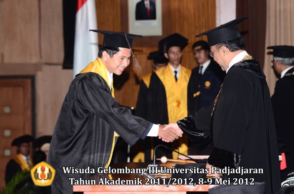 wisuda-unpad-gel-iii-2011_2012-fakultas-peternakan-oleh-rektor-024