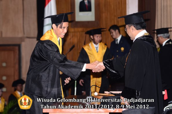 wisuda-unpad-gel-iii-2011_2012-fakultas-peternakan-oleh-rektor-025