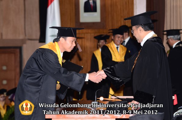 wisuda-unpad-gel-iii-2011_2012-fakultas-peternakan-oleh-rektor-026