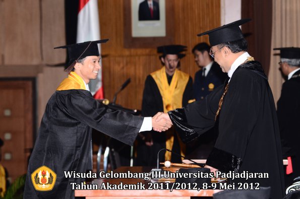 wisuda-unpad-gel-iii-2011_2012-fakultas-peternakan-oleh-rektor-028