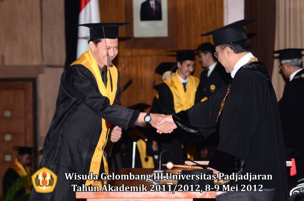 wisuda-unpad-gel-iii-2011_2012-fakultas-peternakan-oleh-rektor-029