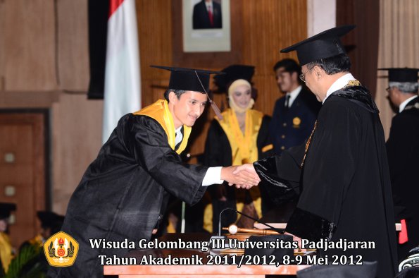 wisuda-unpad-gel-iii-2011_2012-fakultas-peternakan-oleh-rektor-030