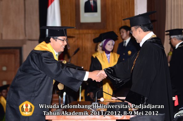 wisuda-unpad-gel-iii-2011_2012-fakultas-peternakan-oleh-rektor-032