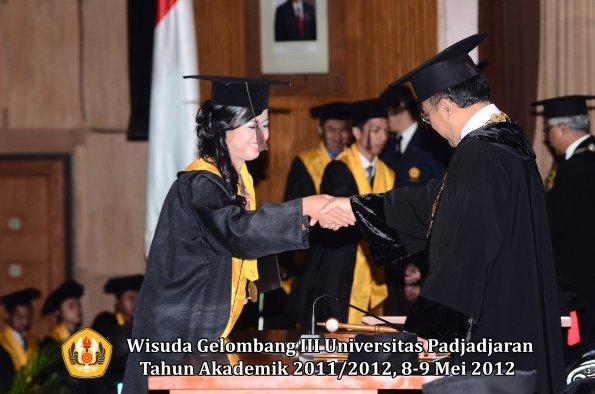 wisuda-unpad-gel-iii-2011_2012-fakultas-peternakan-oleh-rektor-035