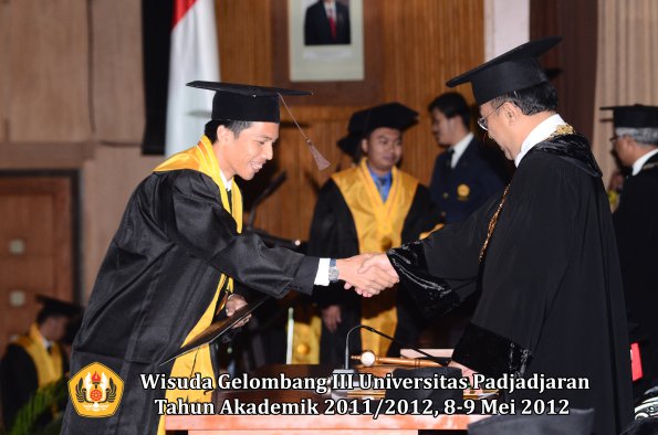 wisuda-unpad-gel-iii-2011_2012-fakultas-peternakan-oleh-rektor-036