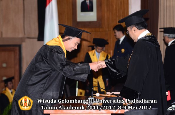 wisuda-unpad-gel-iii-2011_2012-fakultas-peternakan-oleh-rektor-037