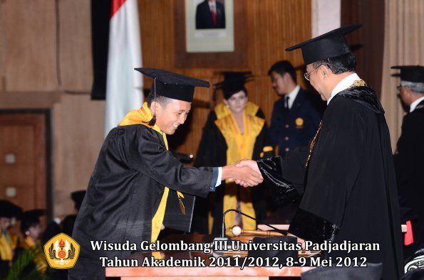 wisuda-unpad-gel-iii-2011_2012-fakultas-peternakan-oleh-rektor-038