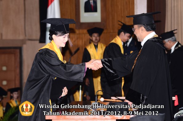 wisuda-unpad-gel-iii-2011_2012-fakultas-peternakan-oleh-rektor-039