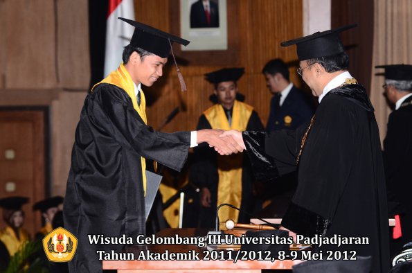 wisuda-unpad-gel-iii-2011_2012-fakultas-peternakan-oleh-rektor-040