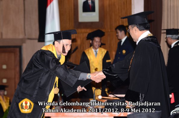 wisuda-unpad-gel-iii-2011_2012-fakultas-peternakan-oleh-rektor-042