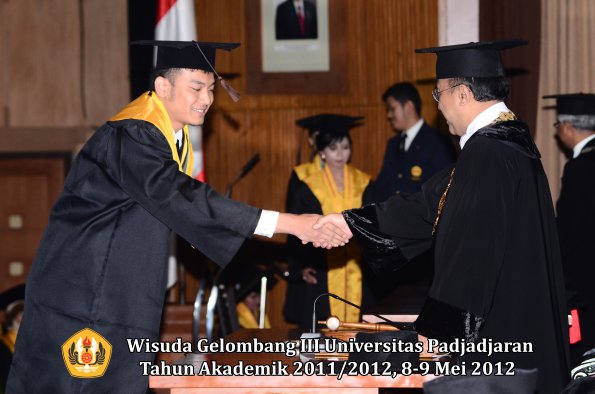 wisuda-unpad-gel-iii-2011_2012-fakultas-peternakan-oleh-rektor-044