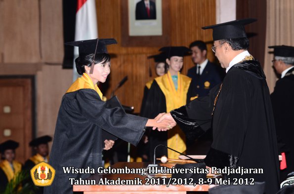 wisuda-unpad-gel-iii-2011_2012-fakultas-peternakan-oleh-rektor-045