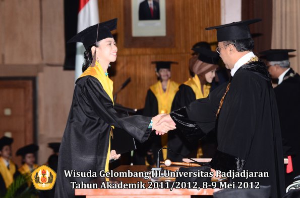 wisuda-unpad-gel-iii-2011_2012-fakultas-peternakan-oleh-rektor-046