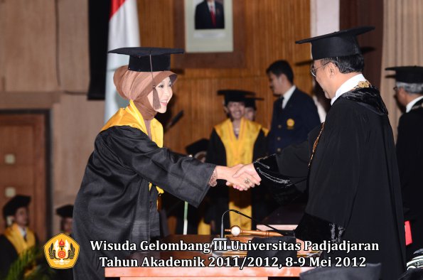 wisuda-unpad-gel-iii-2011_2012-fakultas-peternakan-oleh-rektor-047